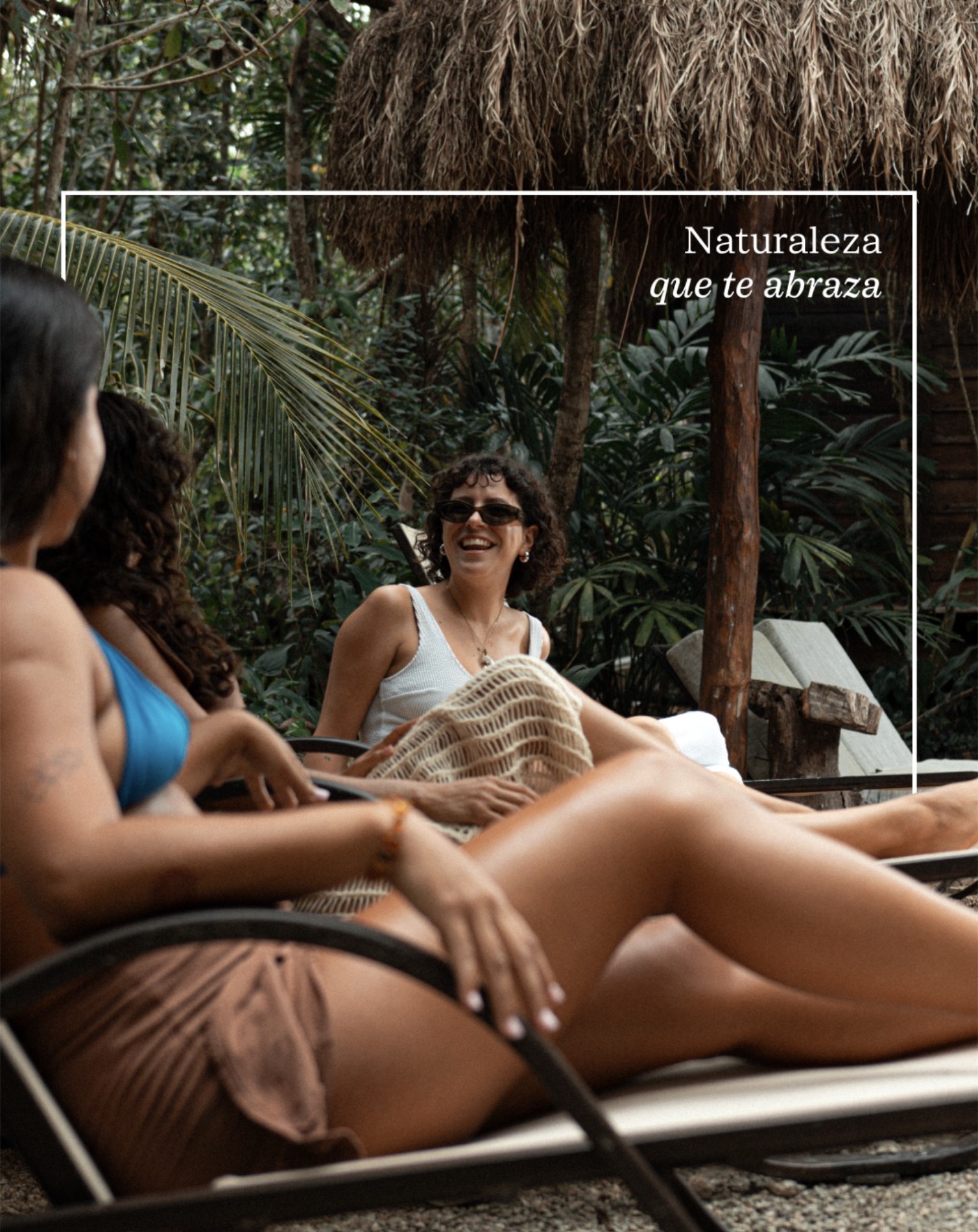 Amigas descansando en camastros entre la selva