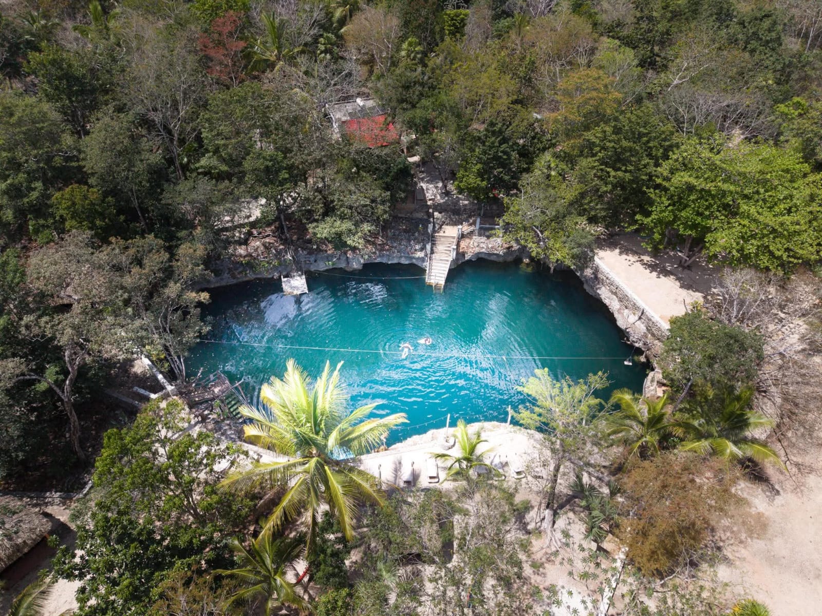 Vista aérea del cenote Popol-Vuh, cerca de Madre Tierra
