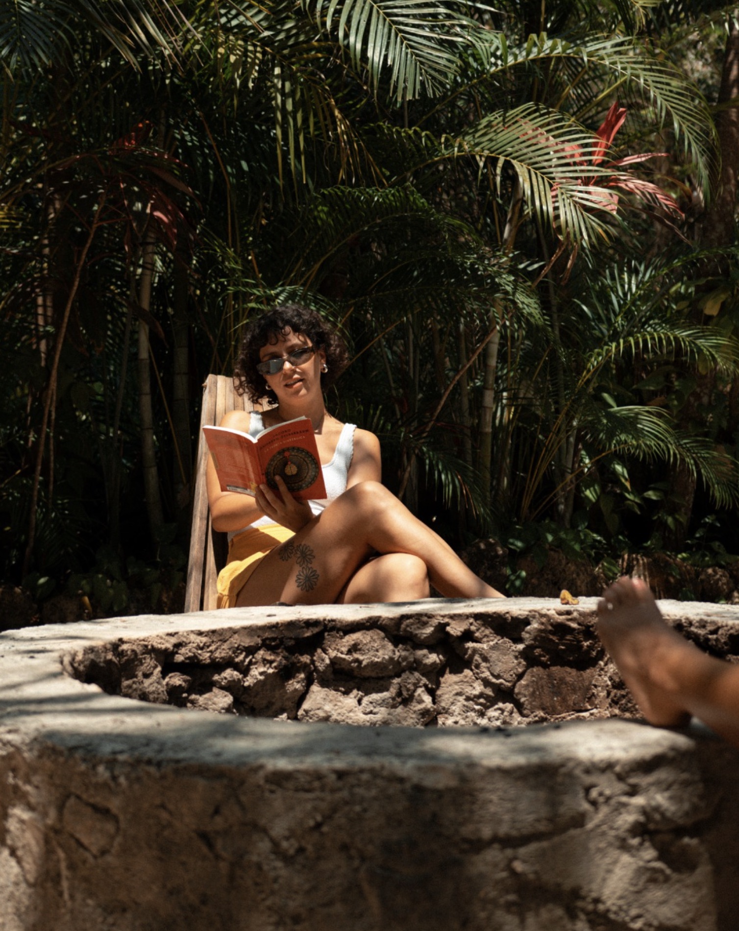 Lectura tranquila junto a la fogata