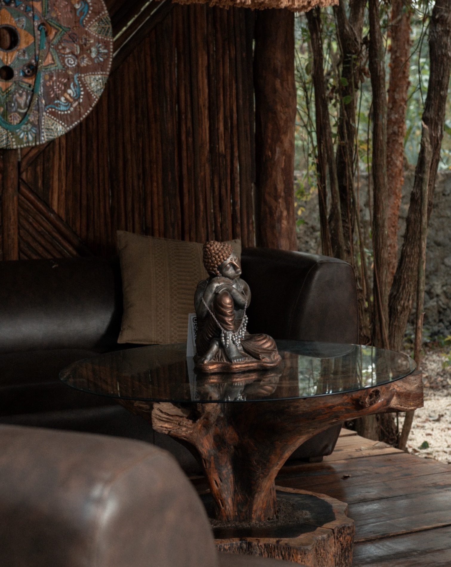 Sala de estar con decoración natural entre la selva