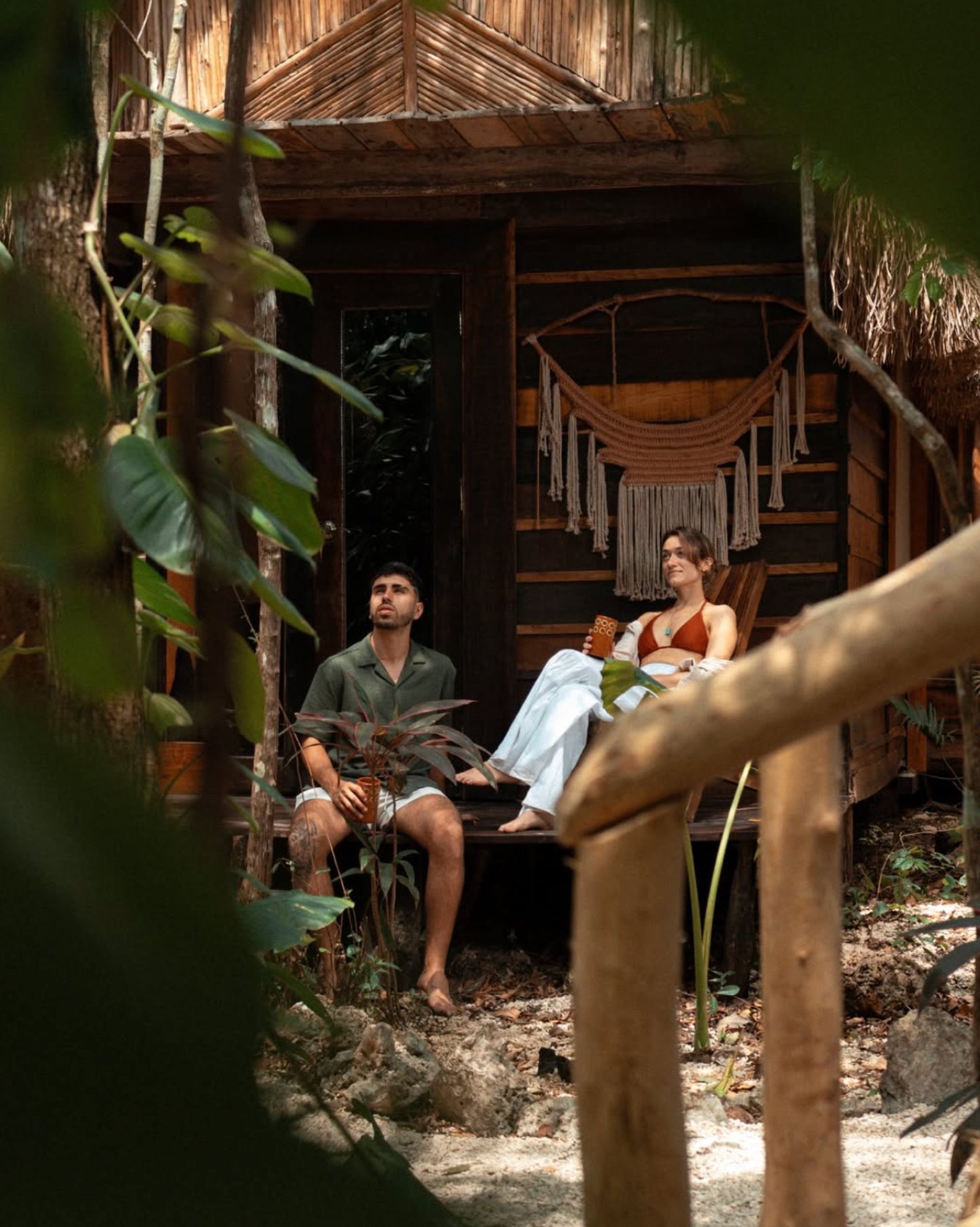 Huéspedes junto a la alberca rodeada de selva